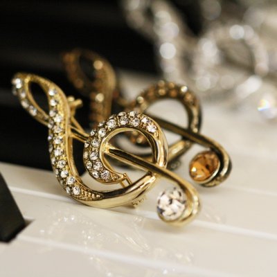 スワロフスキーのブローチが女性へのプレゼントに人気上昇中