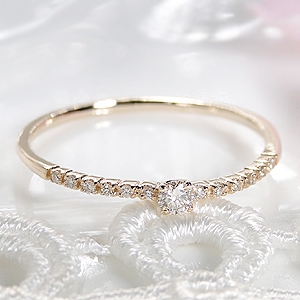 華奢な指輪が今プレゼントに大人気！女性が喜ぶダイヤやパール付き