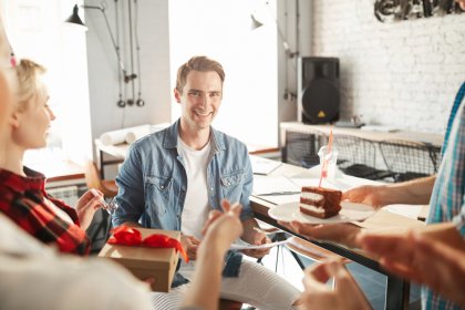 大学生の男友達に贈る誕生日プレゼント 人気ランキングtop13 仲の良い男性に喜ばれるおすすめギフトを紹介 プレゼント ギフトのギフトモール