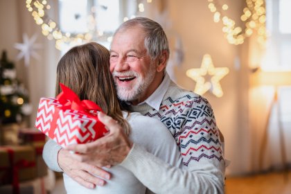 祖父 おじいちゃんへのクリスマスプレゼント人気ランキングtop10 喜ばれるギフトの選び方やメッセージ文例も プレゼント ギフトのギフトモール