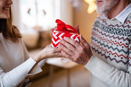 60代の父親に贈るクリスマスプレゼント 人気ランキングtop15 食べ物や家電などお父さんが喜ぶおすすめギフトを紹介 プレゼント ギフトのギフトモール