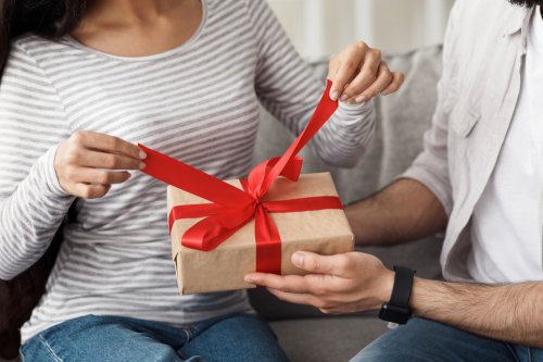30代の妻に贈る誕生日プレゼント 人気ランキングtop バッグやネックレスなど奥さんが喜ぶおすすめギフトを紹介 プレゼント ギフトのギフトモール