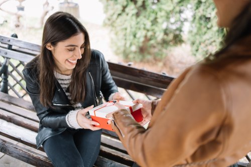 大学生の友達に贈る誕生日プレゼント 人気ランキング17選 女友達 男友達向きのおすすめギフトも紹介 プレゼント ギフトのギフトモール