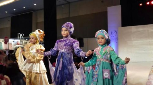 Baju fashion show muslim anak perempuan