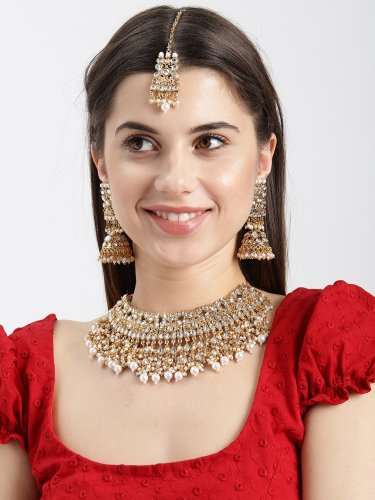 Premium Photo | Hindu princess lady in green traditional sari with tatoo  mehndi and kundan jewelry . tradition indian bride costume lehenga choli  golden kundan jewelry set model with perfect make-up india