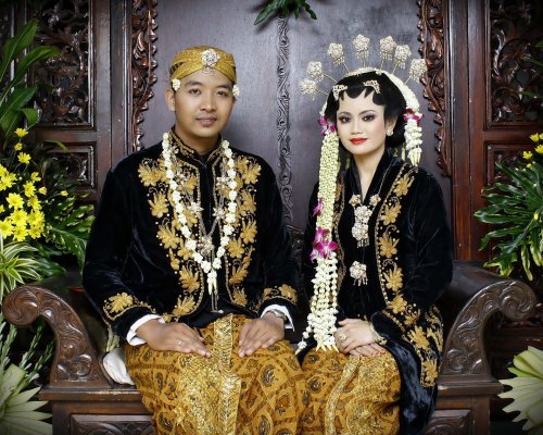 8 Inspirasi Gaun Pernikahan Nusantara Yang Indah Membalut