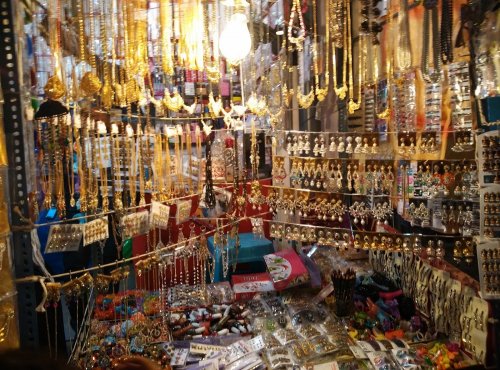 हैदराबाद की बेगम बाजार से ये 10 खास चीजें खरीदिए जो आपको जरूर पसंद  आएंगी।हैदराबाद मोती की खरीदारी (2020)