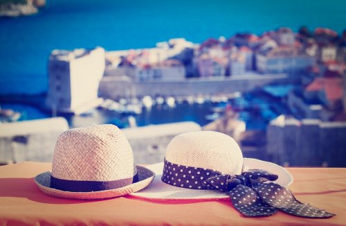 Tren 9 Topi Couple Terbaru 2018 Untuk Tampil Kompak Dengan Pasangan