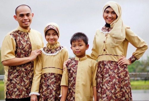 Foto Model Baju  Batik Couple Keluarga Model Baju  Batik 