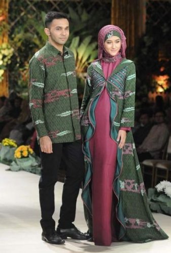 Tampil Serasi Bersama Pasangan Dengan Rekomendasi 7 Model Baju Gamis Couple Muslim