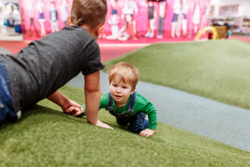 Cara Pemasangan Rumput Sintesis untuk Permukaan Playground