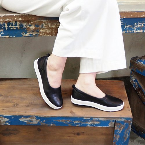 靴好きの女性へ革スリッポンをプレゼント ベーシックな白や黒がおすすめ ベストプレゼントガイド