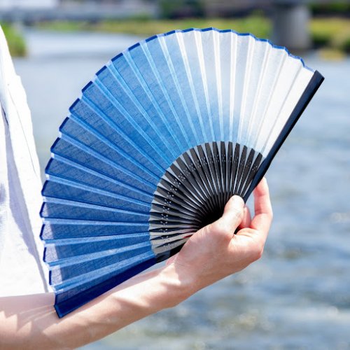 扇子の柄が粋な本染浴衣 sakai kitchen〈堺キッチン〉