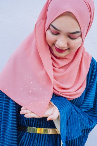 Warna Jilbab Yang Cocok Untuk Baju Berwarna Biru Dongker