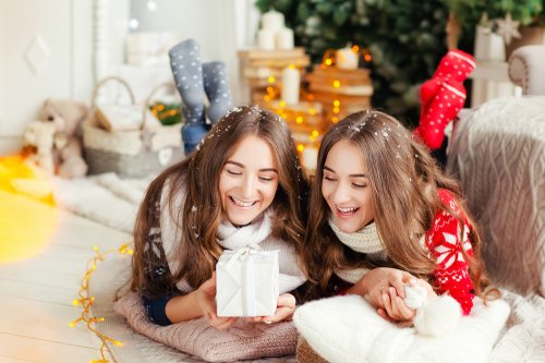 中学生の女友達に喜ばれるクリスマスプレゼント特集22 人気ランキングや予算相場 メッセージ文例も紹介 ベストプレゼントガイド