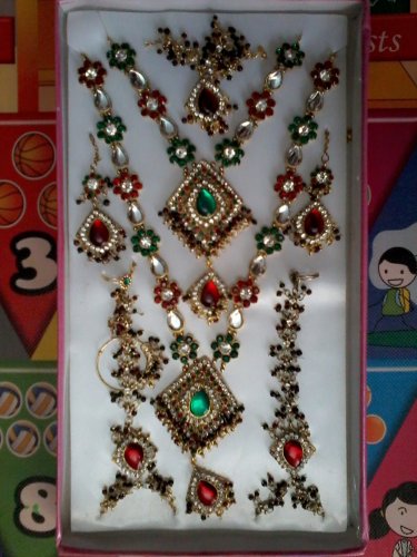 10 Perhiasan India Buat Kamu Yang Ingin Tampil Ala Bintang Bollywood