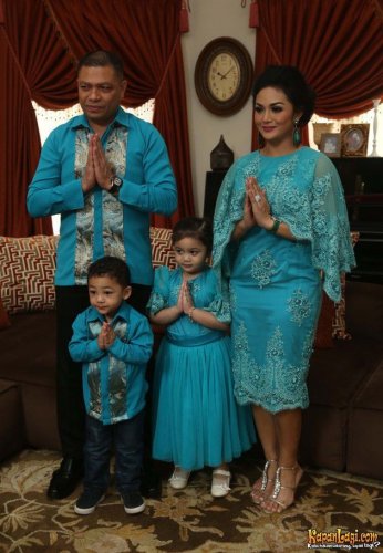 Baju Couple Muslim Bertiga Family : Jual Baju Family Kaos ...