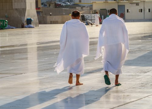 9 Rekomendasi Sandal Umrah yang Nyaman untuk Beribadah di Tanah Suci