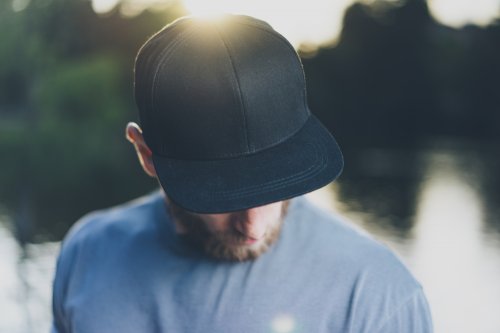 9 Topi Snapback Kekinian Untuk Gaya Keren Kamu Saat Having