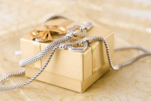 Tips Pilih Hadiah Perhiasan Untuk Pasangan