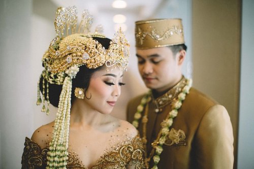 Featured image of post Kebaya Pengantin Jawa Modern Hijab Beskap jawa yang dikenakan pengantin cowok juga secara langsung akan membuat sepasang pengantin terlihat elegan dan menarik