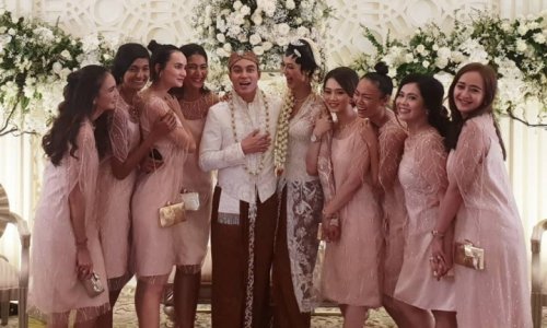 10 Rekomendasi Gaun Yang Cantik Untuk Para Bridesmaid Di Pernikahanmu Nanti 2020 10 Rekomendasi Gaun Yang Cantik Untuk Para Bridesmaid Di Pernikahanmu Nanti 2020