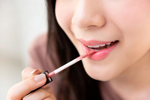 Bibir Kering Tetapi Tetap Ingin Memakai Lipstik Tenang 10 Rekomendasi Lipstik Ini Bikin Bibir Tetap Lembab Dan Indah Lipstik bagus untuk bibir kering
