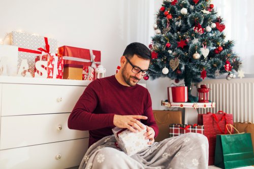 40代の彼氏に贈るクリスマスプレゼント 人気ランキングtop マフラーや財布など社会人の男性におすすめのギフトを紹介 プレゼント ギフトのギフトモール