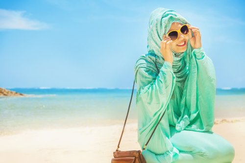 Foto Wanita Muslimah Di Pinggir Pantai Paimin Gambar