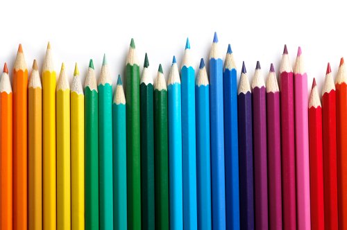 Pensil dan krayon adalah contoh peralatan yang digunakan menggambar dengan teknik