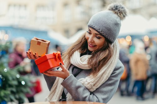 大学生の女友達に人気のクリスマスプレゼントランキング 予算相場や喜ばれるメッセージ文例も紹介 ベストプレゼントガイド