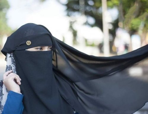 Gambar Wanita Muslimah Cantik Berhijab Dari Belakang