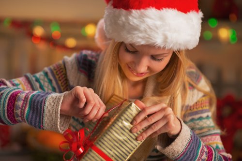 中学生の彼女に贈るクリスマスプレゼント 人気ランキングtop ネックレスやマフラーなどおすすめギフトを紹介 ベストプレゼントガイド