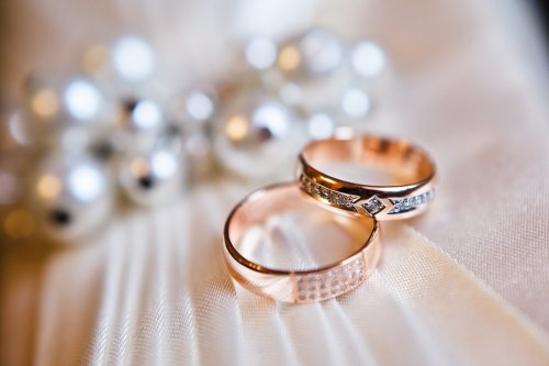Hasil gambar untuk Memilih Cincin Pernikahan Sempurna - Seumur Hidup Dari Emas atau Perak