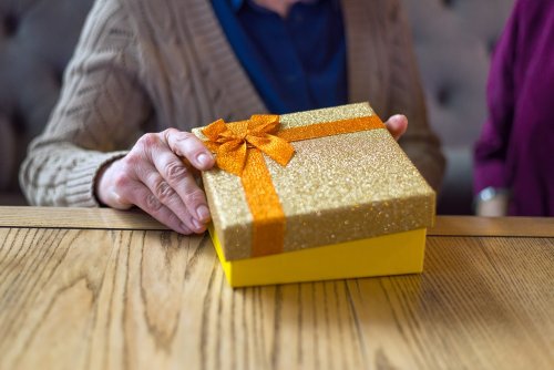 90代の女性に人気の誕生日プレゼントランキング22 和菓子やひざ掛けなどがおすすめ ベストプレゼントガイド