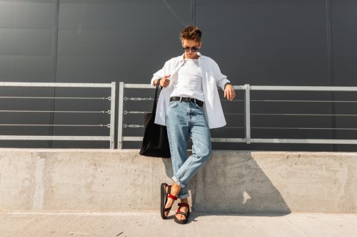 10 Rekomendasi Sepatu Sandal Pria Ini Akan Bikin Kamu Makin Keren 2020 10 Rekomendasi Sepatu Sandal Pria Ini Akan Bikin Kamu Makin Keren 2020