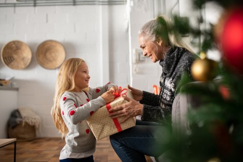 おばあちゃんが喜ぶクリスマスプレゼント おすすめランキングtop10 孫から祖母に贈る人気ギフトの選び方やメッセージ文例も プレゼント ギフトのギフトモール