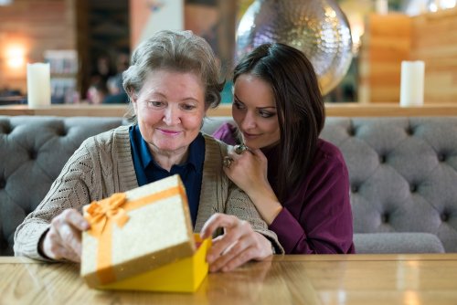 長寿祝いに人気のプレゼントランキング21 予算相場や喜ばれるメッセージ文例も徹底紹介 ベストプレゼントガイド