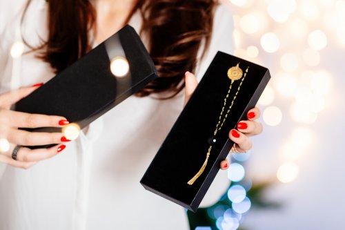 彼女 妻が喜ぶ1万円のクリスマスプレゼントランキング ネックレスやバッグがおすすめ ベストプレゼントガイド