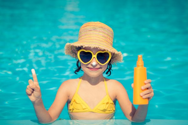 10 Rekomendasi Sunscreen Anak Terbaik yang Membuat Kulit Anak Aman Berada di Luar Rumah (2023)