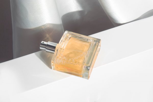 12 Rekomendasi Parfum Implora dengan Aroma Terbaik untuk Melengkapi Penampilan Istimewamu (2023)