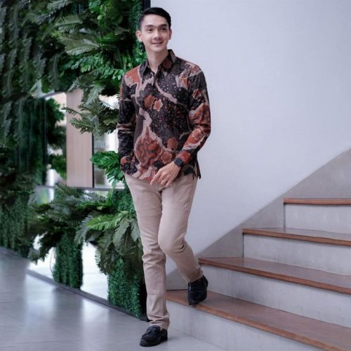 Tampil Maksimal di Segala Acara dengan 10 Baju Batik Pria Terbaru Ini (2023)