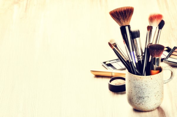6 Cara Membersihkan Make Up Tools dengan Benar dan Tepat, Lengkap dengan Rekomendasi Alat Pembersih Make Up! (2023)