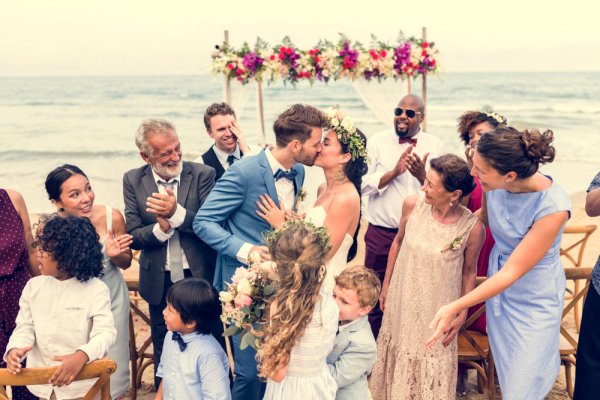 Kerabatmu Menikah? Inilah 30 Rekomendasi Kado untuk Pernikahan Saudara yang Terbaik dari Para Pakar Kado (2022)