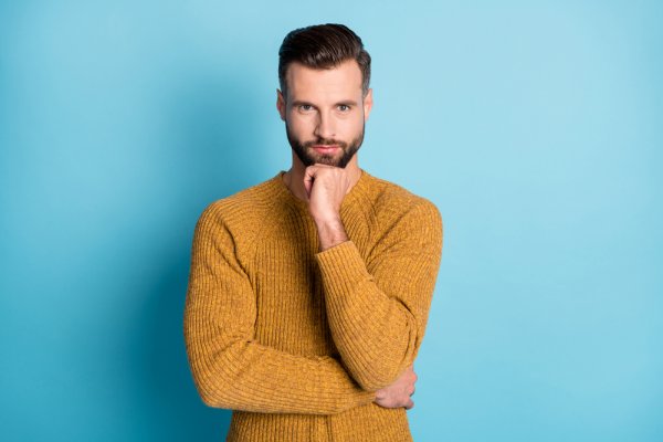 Tetap Keren dan Hangat dengan 10 Rekomendasi Sweater Rajut Pria yang Membuat Tampilan Semakin Stylish (2023)