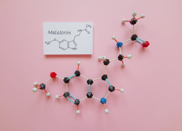 Tìm hiểu kẹo ngủ melatonin 5mg và 10mg khác nhau ở những điểm nào để sử dụng an toàn cho giấc ngủ ngon (năm 2022)