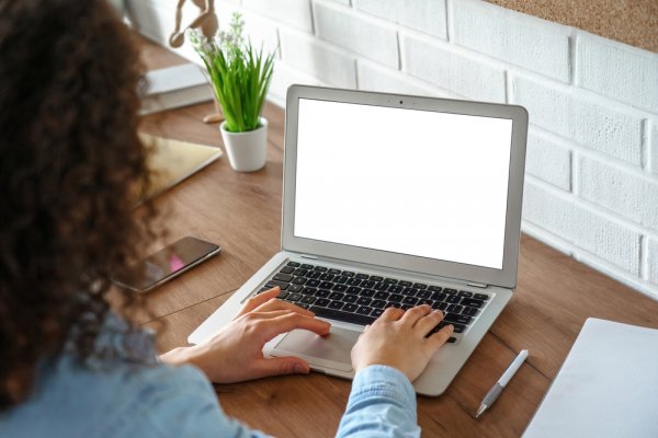 10 Rekomendasi Laptop Tipis yang Siap Menemani Kamu Mengerjakan Tugas di Mana Saja (2021)