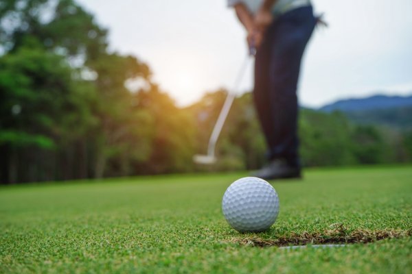 10 Rekomendasi Celana Golf yang Nyaman dan Bagus untuk Olahraga (2023)