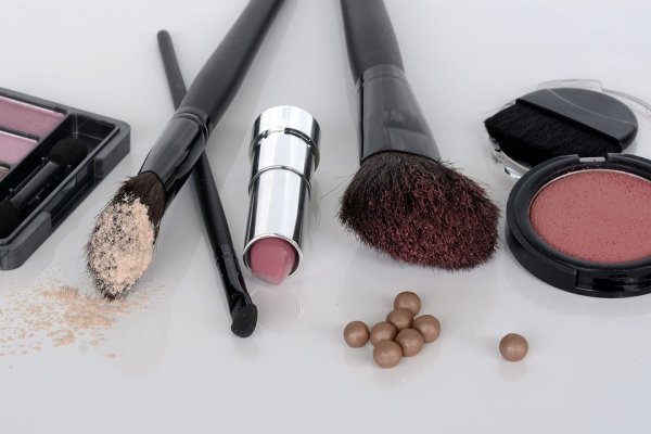 Maksimalkan Kecantikan Kamu dengan 10 Rekomendasi Produk Kosmetik Berkualitas yang Mendapatkan Penghargaan