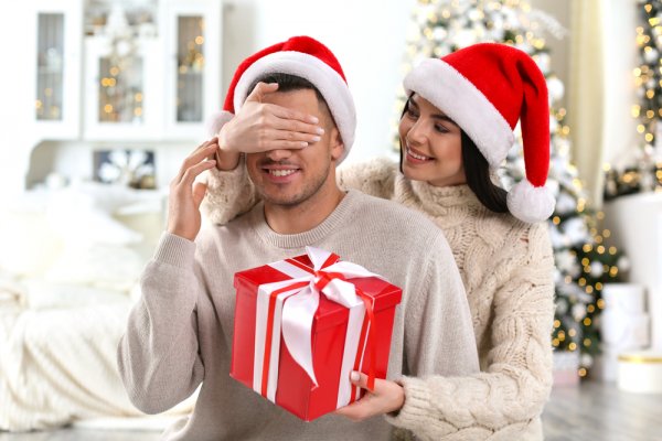 Top 10 món quà Giáng Sinh cho bạn trai ý nghĩa, ngập tràn yêu thương (năm 2022)